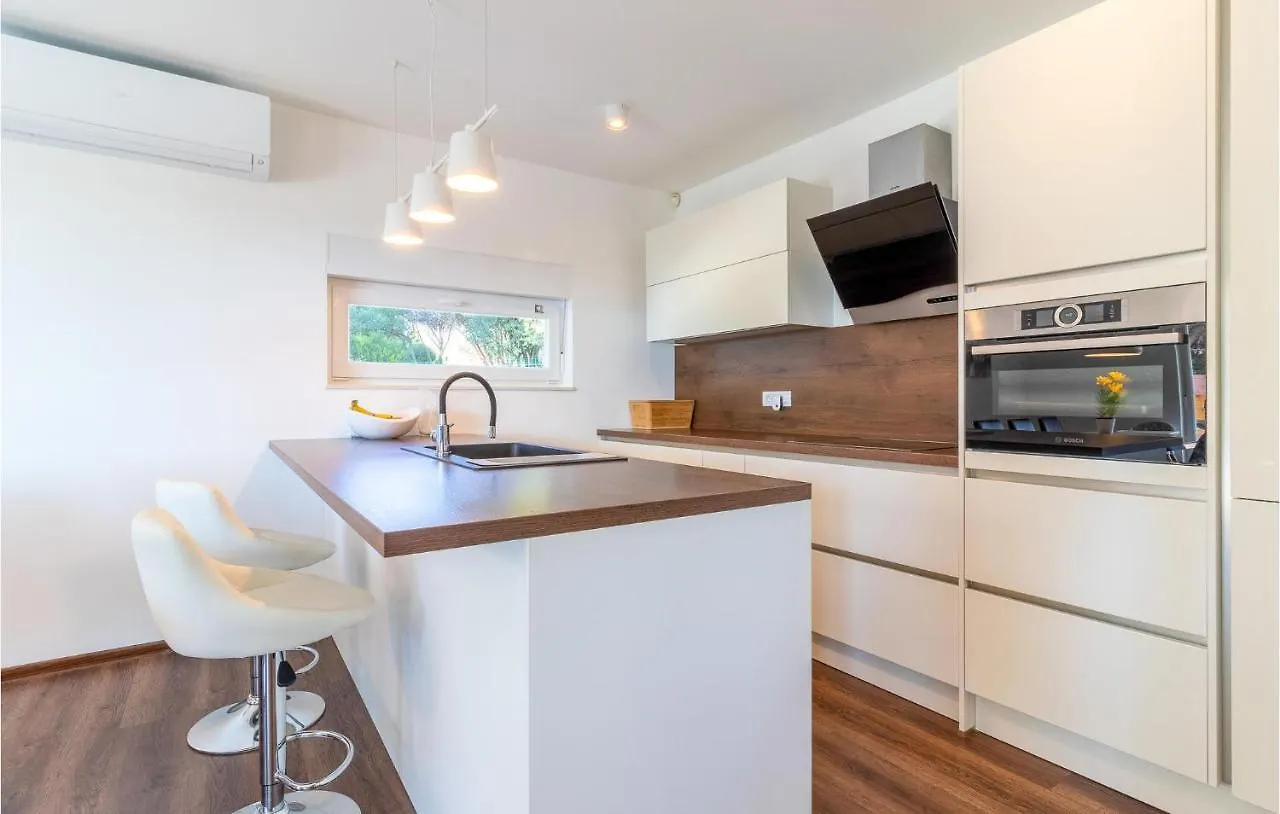 Gorgeous Home In Medulin With Wifi בית נופש