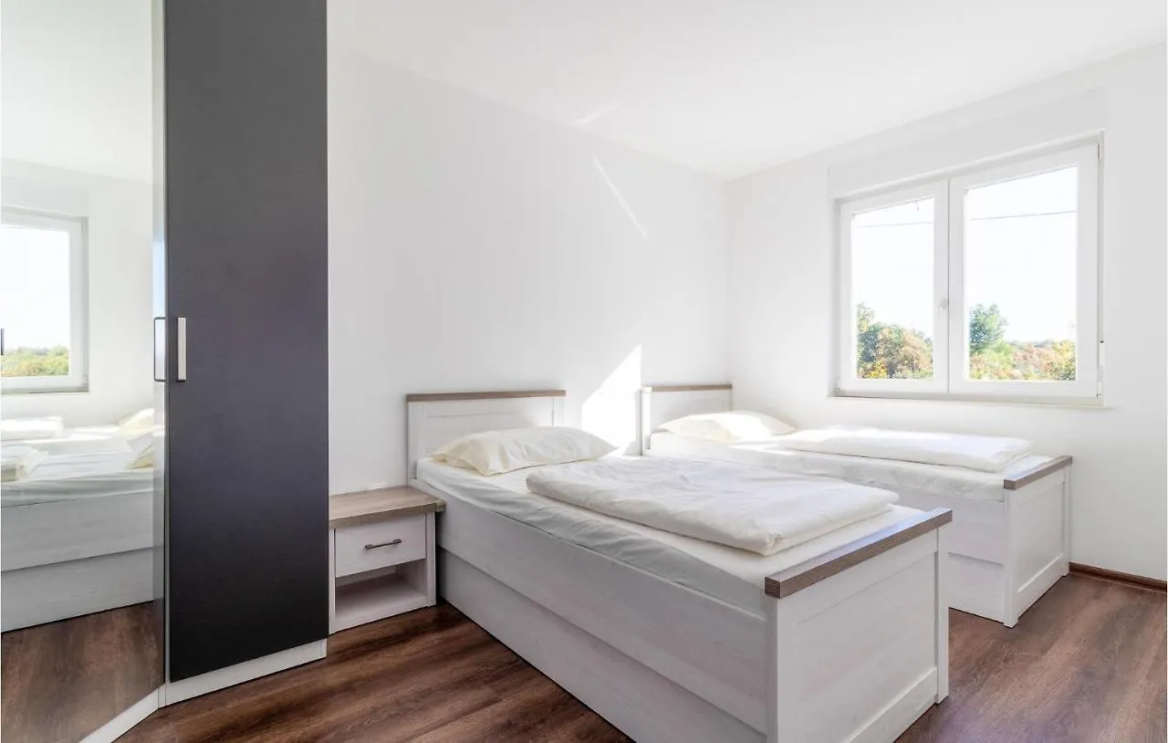Gorgeous Home In Medulin With Wifi בית נופש