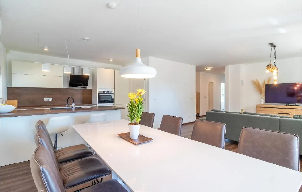 Gorgeous Home In Medulin With Wifi
